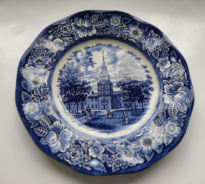 Liberty Blue. Made in England. Independence Hall. Sierbord Blauw Wit. Romantisch tafereel met floraal bandmotief. 1