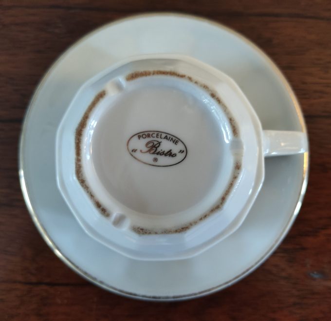 Porcelaine "Bistro. Espresso kop en schotel. Wit met gouden rand. Per stuk 2