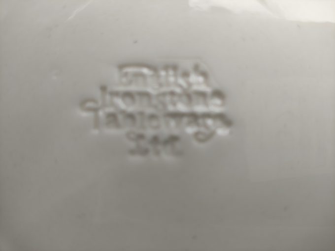 EIT, English Ironstone Tableware LTD. Sierbord blauw/wit. Met Landelijk historisch tafereel met Postkoets en Ruiters. Rand floraal motief. 3