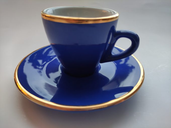 Armada Collection. Espresso kop en schotel. Blauw wit met gouden rand. Per stuk. 1