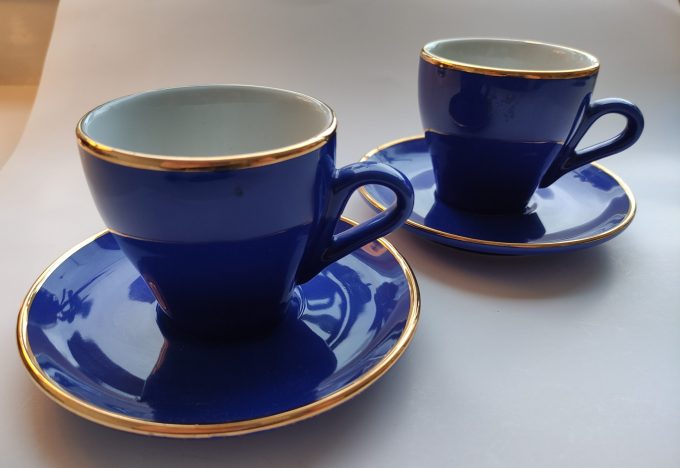 Armada Collection. Koffie kop en schotel. Blauw wit met gouden rand. Per stuk. 2