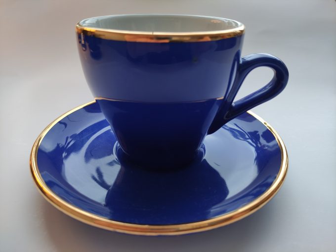 Armada Collection. Koffie kop en schotel. Blauw wit met gouden rand. Per stuk. 1