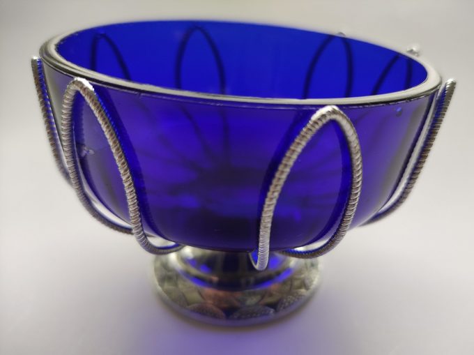 Suikerpot of bonbonnière. Blauw glas met zilverkleurige rand en hengsel. 2