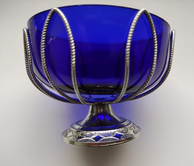 Suikerpot of bonbonnière. Blauw glas met zilverkleurige rand en hengsel. 1