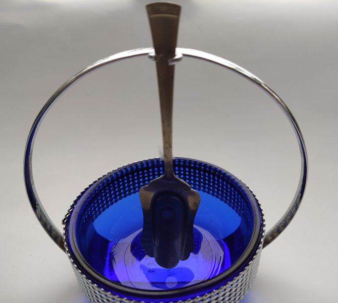 Suikerpot of bonbonnière. Blauw glas met zilverkleurige rand en hengsel. Incl. lepeltje. 3