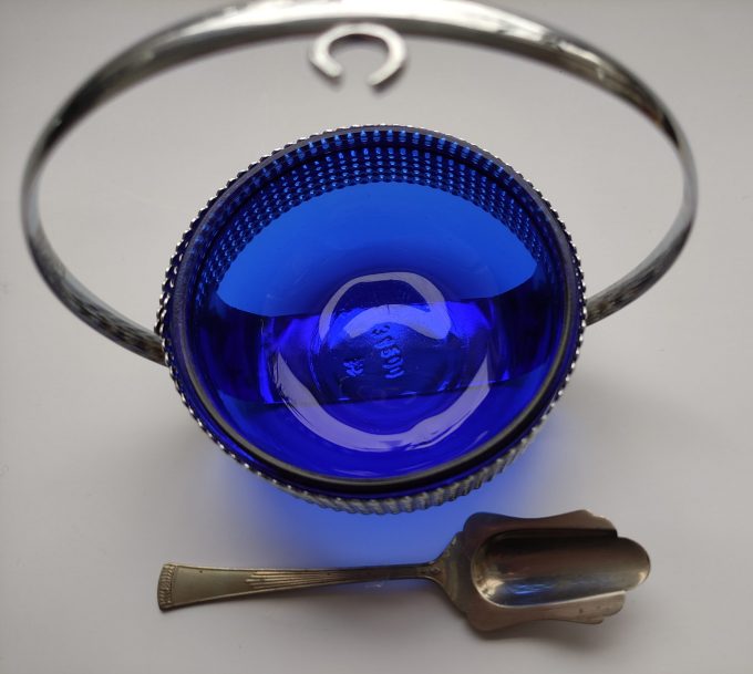Suikerpot of bonbonnière. Blauw glas met zilverkleurige rand en hengsel. Incl. lepeltje. 1