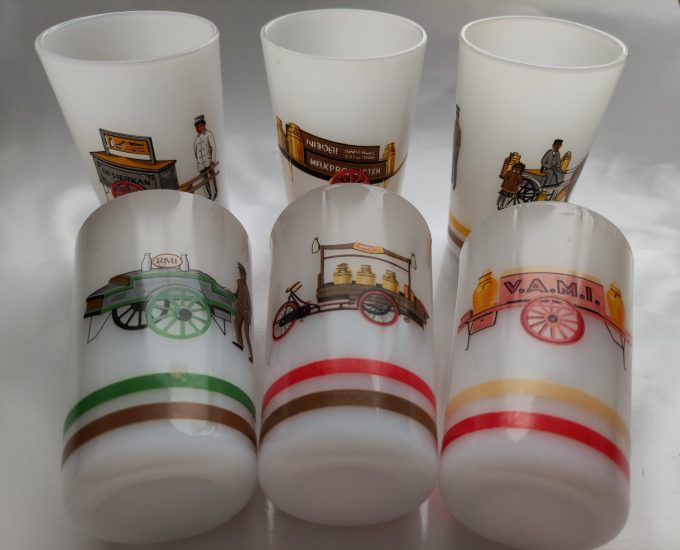 VAMI. (Vereniging van Amsterdamse Melkinrichtingen). Melk glazen met afbeeldingen van o.a. handkarren. 1