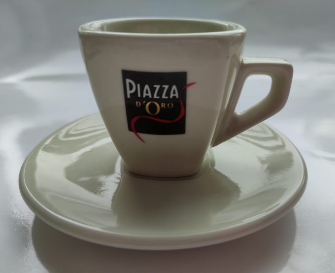 Piazza d'Oro. ACF. Made in Italy. Espresso kop en schotel . Wit met opdruk Piazza d'Oro. Per stuk 1