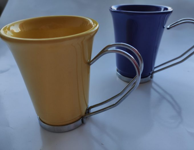 Koffie kop .Geel en Blauw. Met metalen handgreep houder. Per set van 2 1
