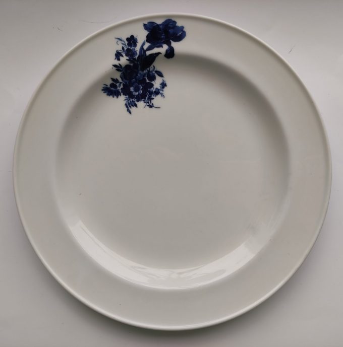 Mosa Maastricht Holland 013. Dinerbord wit met blauw bloemmotief. Per stuk. 1