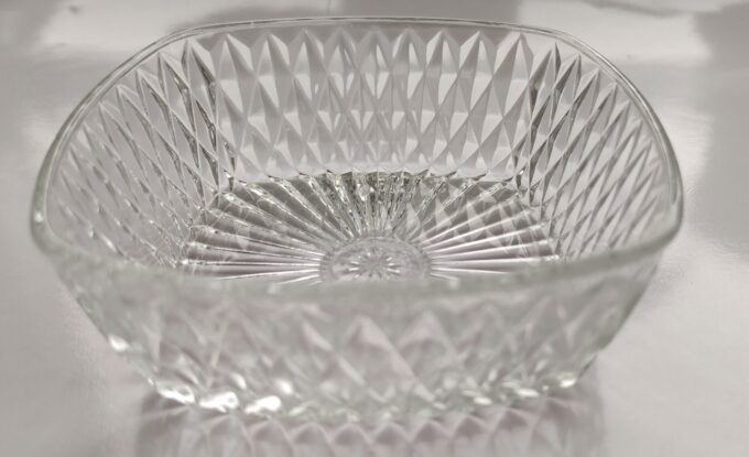 Duralex. Made in France. Dessert schaaltjes. Glas met mooi lijnenspel naar centraal midden. Per stuk. 2