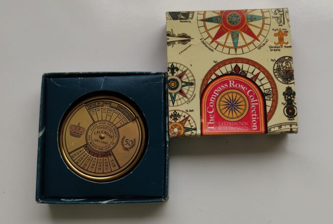 The Compass Rose Collection. 50 Year Calendar 1991-1940. Handgemaakt. Massief Messing 2