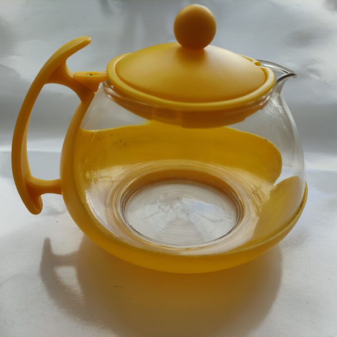 Thee potje glas met kunststof geel omhulsel en theehouder. 1