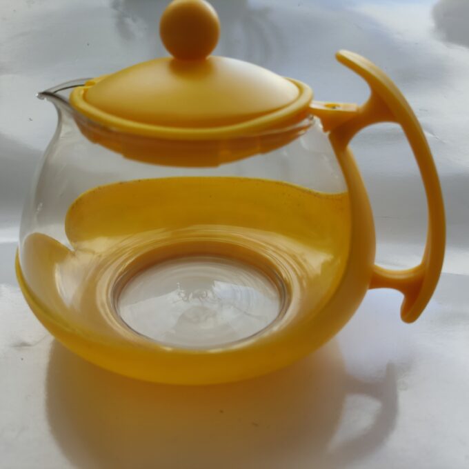 Thee potje glas met kunststof geel omhulsel en theehouder. 2