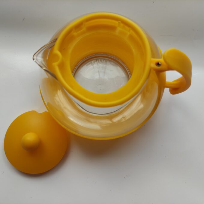 Thee potje glas met kunststof geel omhulsel en theehouder. 3