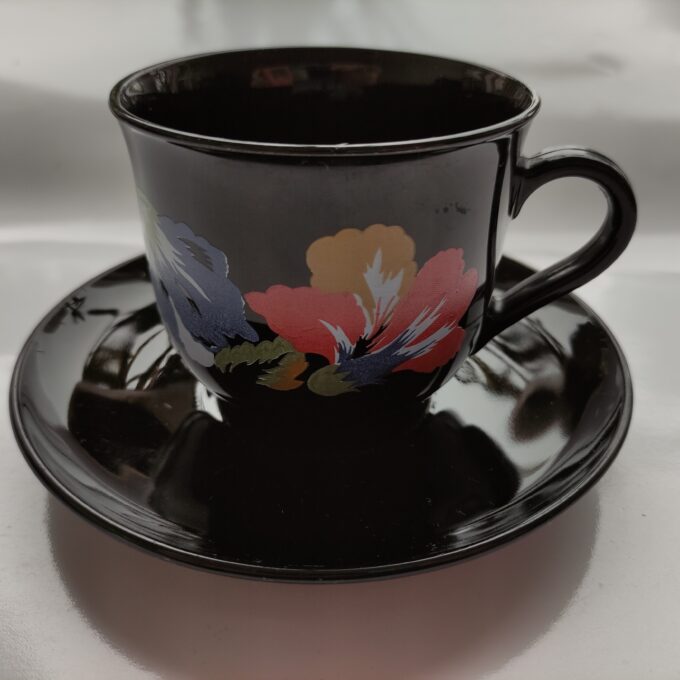 Arcoroc France. Koffie kop en schotel. Zwart met bloemmotief. 1