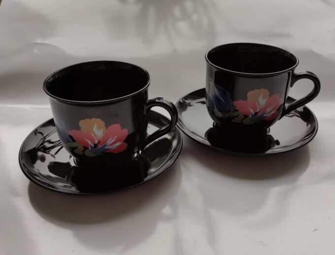 Arcoroc France. Koffie kop en schotel. Zwart met bloemmotief. 3