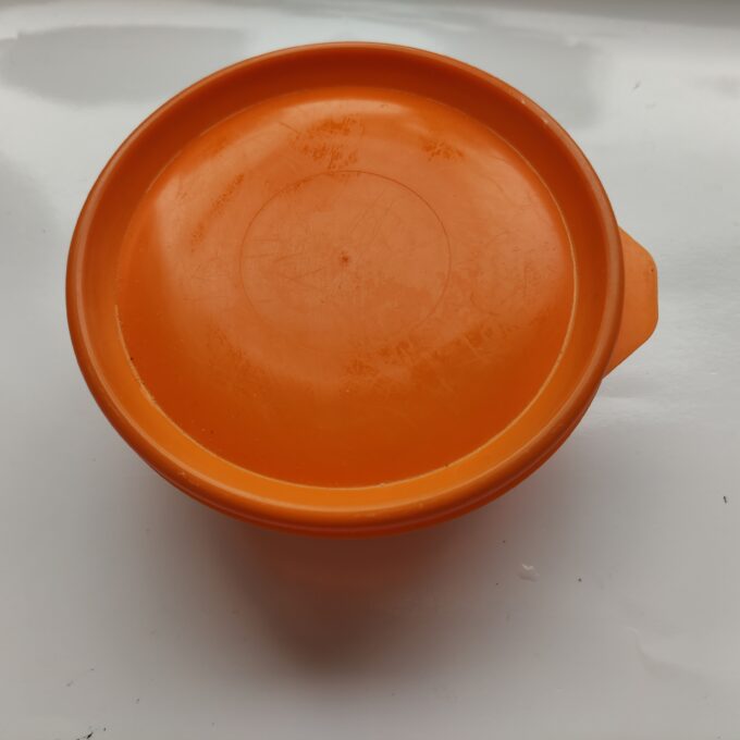 Arcoroc France. Voorraadschaal / Nestschaal 14.5 x 3 cm. Met afsluitbare rubberen deksel. Oranje/rookglas. Per set van 3. 3
