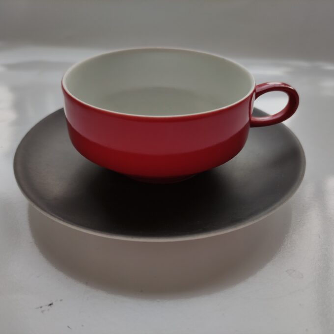 Bareuther Waldsassen Bavaria. Thee en/of Koffie kop en schotel. Met wit rood ontbijt en/of gebaksbordje. Wit, zwart rood set. 1
