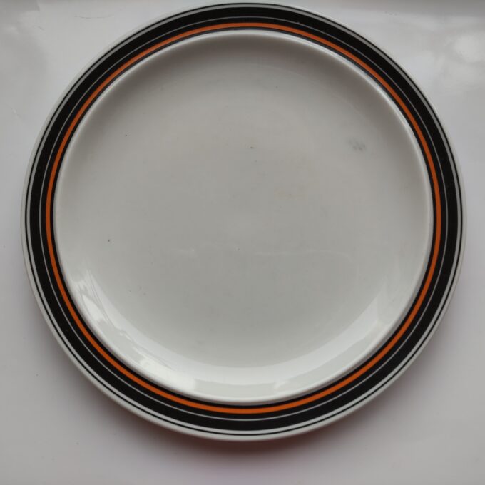 Thomas Germany. Vintage oranje zwart wit serviesgoed. Dinerborden plat. 1