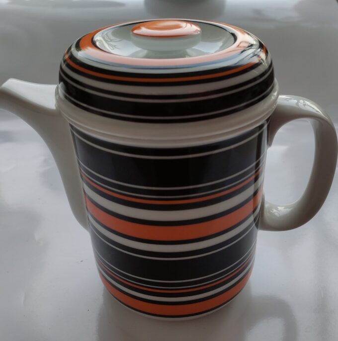 Thomas Germany. Vintage oranje zwart wit serviesgoed. Koffiepot 1
