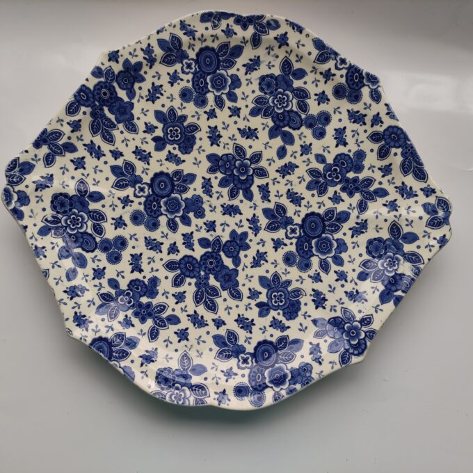 Societé Ceramique Maestricht. Made in Holland. Design Beatrix Gebaksschaal + bordje. Blauw wit floraal motief. 1
