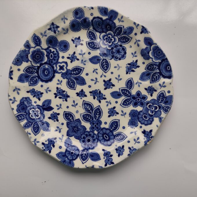 Societé Ceramique Maestricht. Made in Holland. Design Beatrix Gebaksschaal + bordje. Blauw wit floraal motief. 3