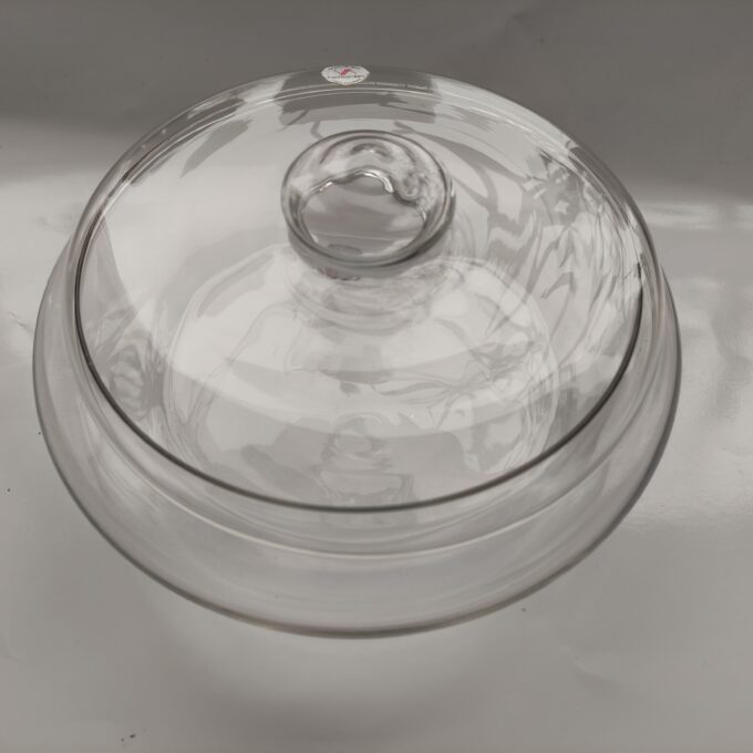 Leerdam Glasfabrieken. Ontwerp Floris Meydam ca (1960) en J.J. Boon. (ca 1930). Glazen koekjesschaal met deksel. Geheel transparant. 21 x 21 x 11 cm 1