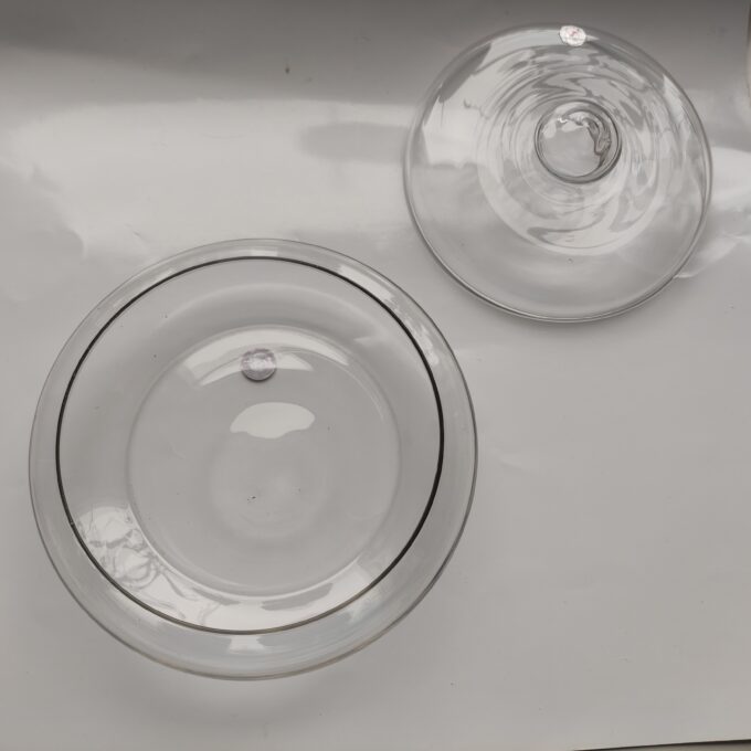Leerdam Glasfabrieken. Ontwerp Floris Meydam ca (1960) en J.J. Boon. (ca 1930). Glazen koekjesschaal met deksel. Geheel transparant. 21 x 21 x 11 cm 2
