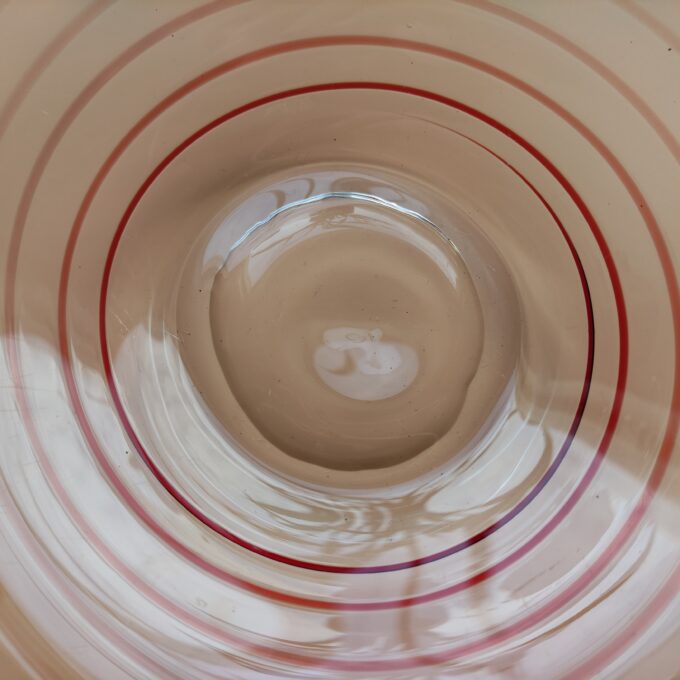 Alicja. Handmaid. Fruitschaal glas met rode cirkels. Ovale vorm 3