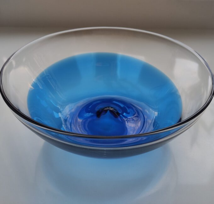 Ikea schaal handgemaakt. Scandinavisch design glas transparant en blauw. 1