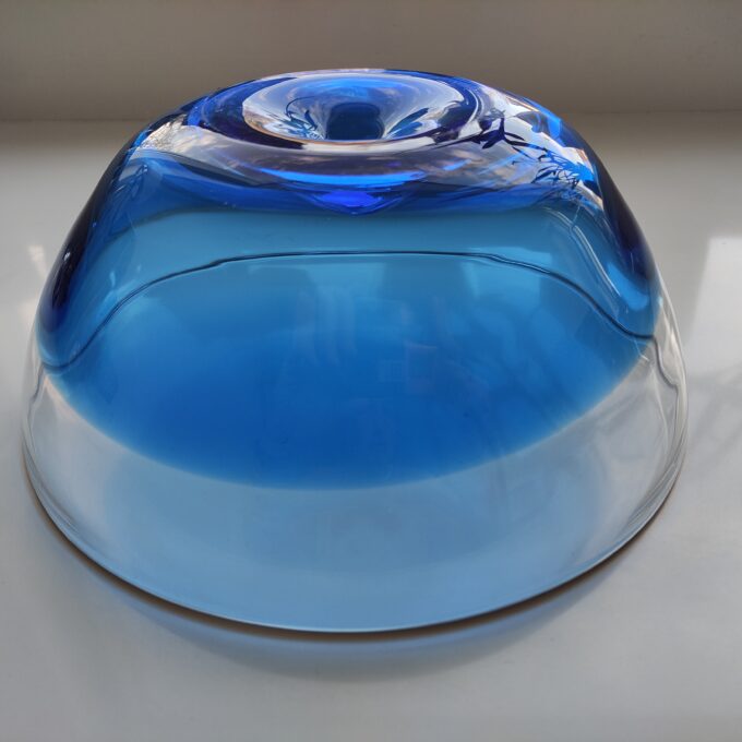 Ikea schaal handgemaakt. Scandinavisch design glas transparant en blauw. 2