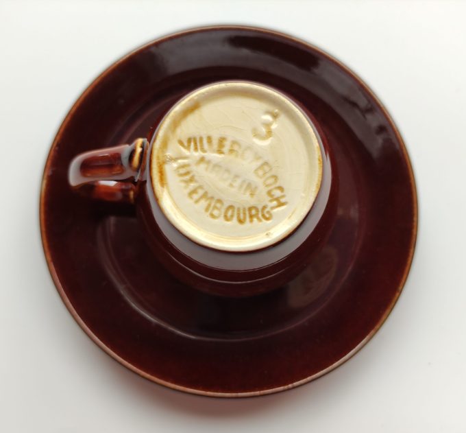 Villeroy Boch. Made in Luxembourg . Espresso Kop en schotel. Vintage bruin. Per stuk. 2