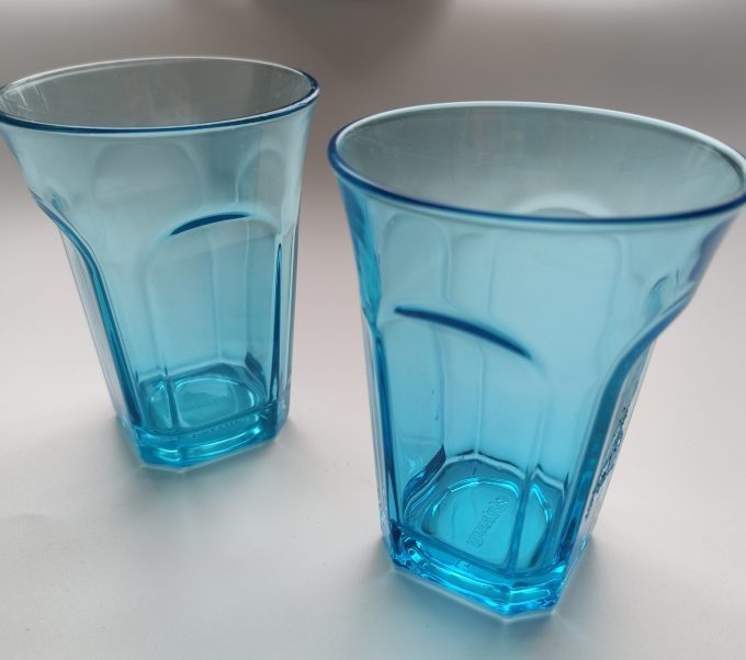 Guzzini. Waterglas blauw/azuur rond met 4 hoeken. Per set van 2. 2