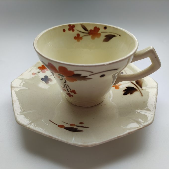 Société Maestricht. Antieke thee kop en schotel met bloemotief. 1
