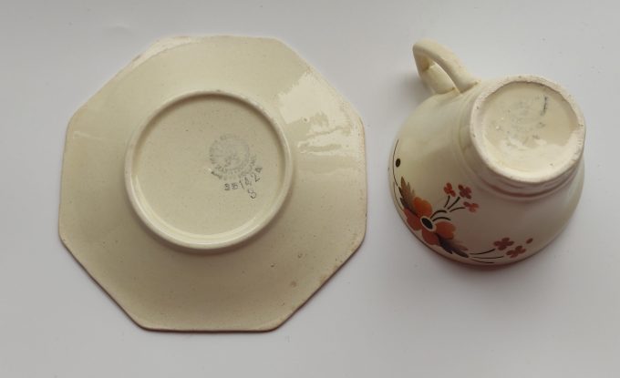 Société Maestricht. Antieke thee kop en schotel met bloemotief. 2