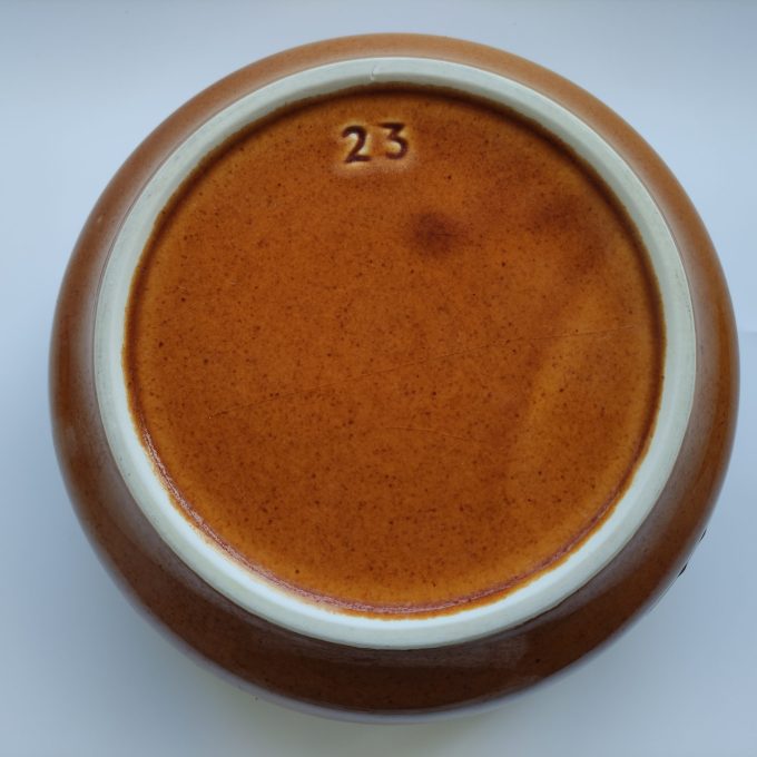 Saladeschaal Bruin in 2 tinten. 24 x 24 x 11 cm. 3