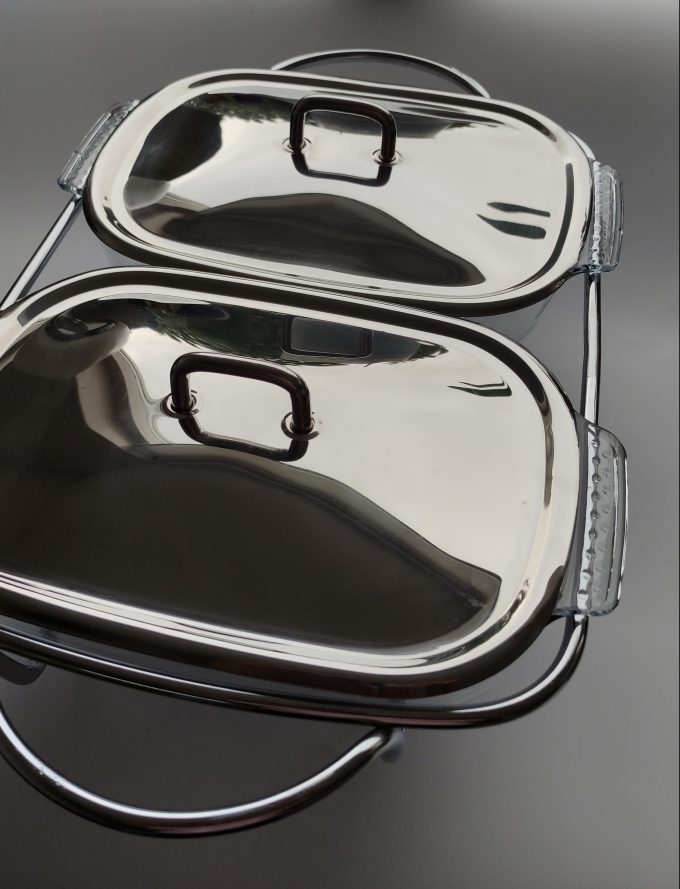 Pyrex Dubbele oven schaalglas met rvs deksel . Met dubbele rvs rechaud . 2