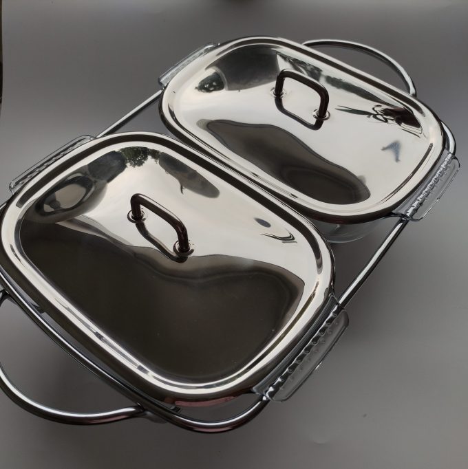 Pyrex Dubbele oven schaalglas met rvs deksel . Met dubbele rvs rechaud . 1