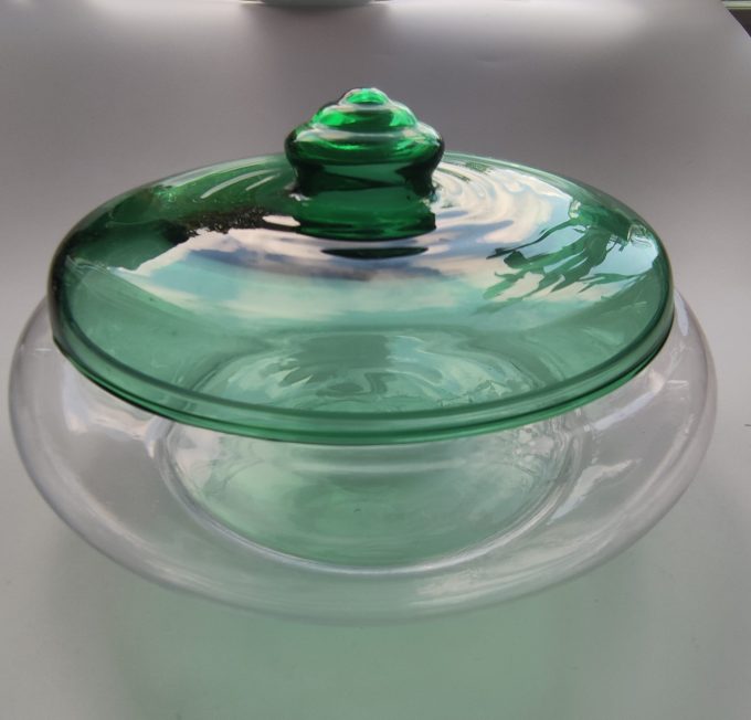 Leerdam Glasfabrieken. Ontwerp Floris Meydam ca (1960) en J.J. Boon. (ca 1930). Glazen koekjesschaal met groene deksel. 21 x 11 cm (kopie) 1