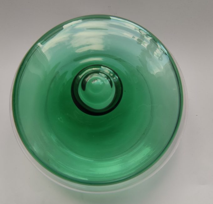 Leerdam Glasfabrieken. Ontwerp Floris Meydam ca (1960) en J.J. Boon. (ca 1930). Glazen koekjesschaal met groene deksel. 21 x 11 cm (kopie) 2