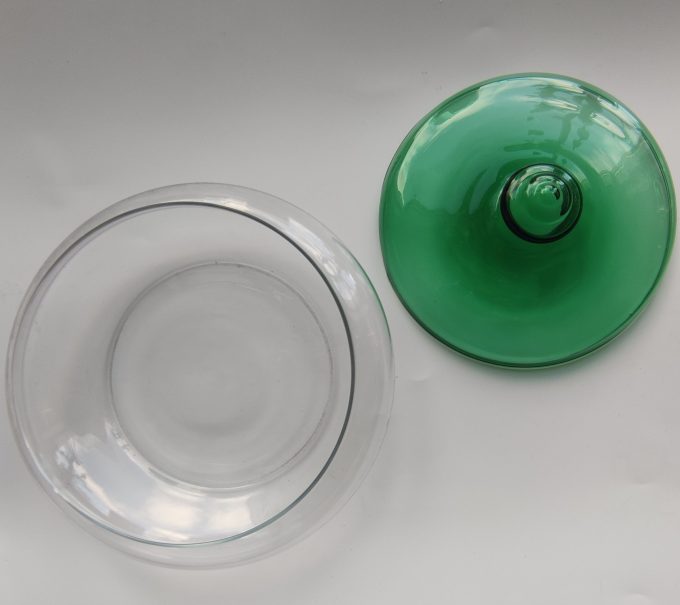 Leerdam Glasfabrieken. Ontwerp Floris Meydam ca (1960) en J.J. Boon. (ca 1930). Glazen koekjesschaal met groene deksel. 21 x 11 cm (kopie) 3