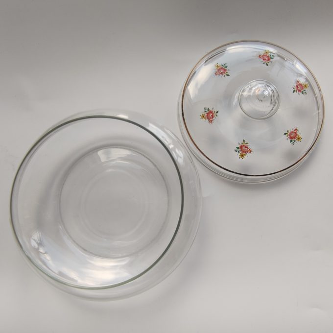Leerdam Glasfabrieken. Ontwerp Floris Meydam ca (1960) en J.J. Boon. (ca 1930). Glazen koekjesschaal met transparant deksel. Gouden rand en bloemmotief 21 x 11 cm . 3