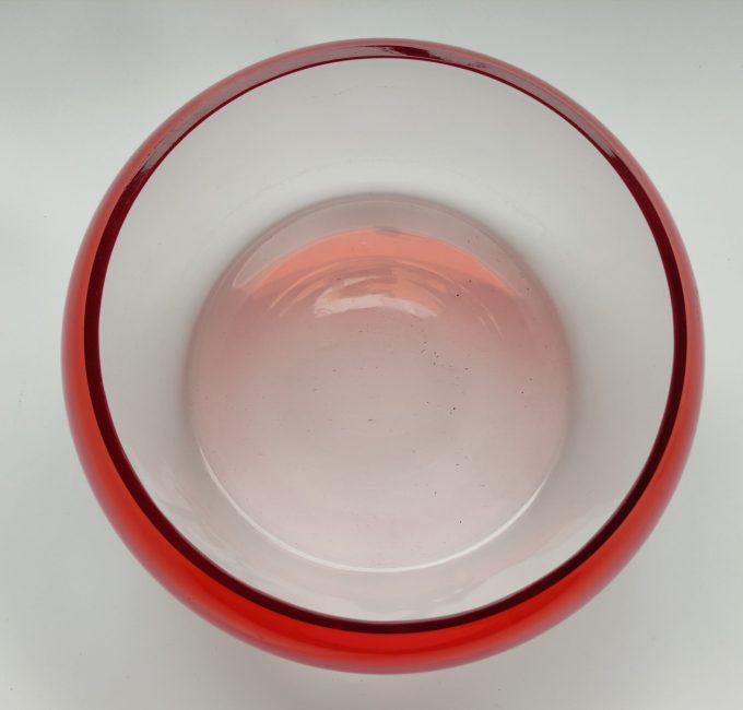 Ronde schaal. Rood glas met satinee rand. 2