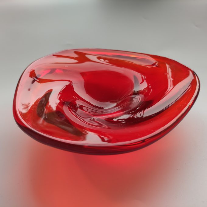 Rode Glazen schaal. Ovaal van vorm met een blauw paarse bodem. 1