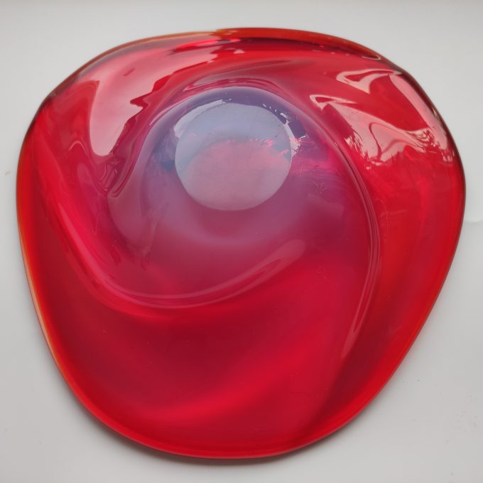 Rode Glazen schaal. Ovaal van vorm met een blauw paarse bodem. 2