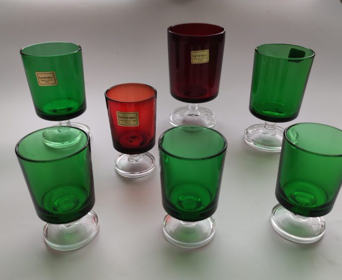 Vintage Luminarc Made in France glaasjes op voet 4x groen en 2x rood per set van 6 1