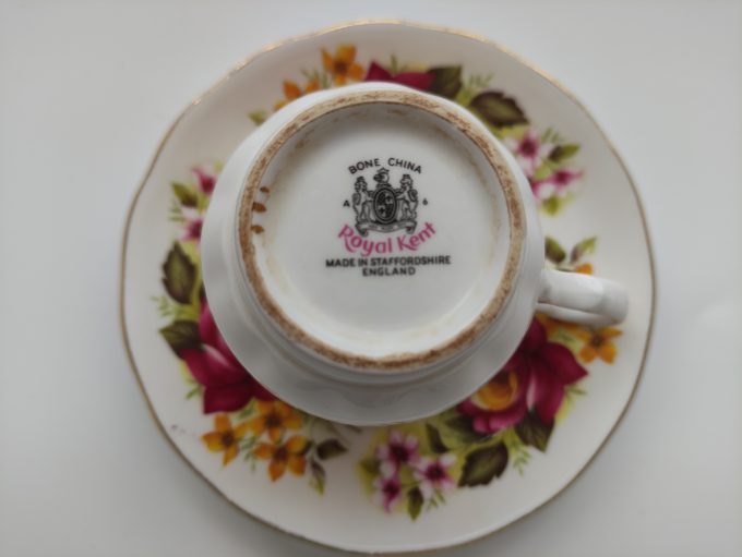 Royal Kent . Made in Enfgland . Thee en/of koffie kop en schotel . Met rozen . Per set van 2. 2