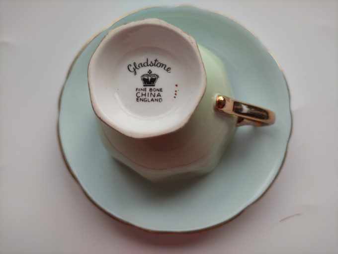 Gladstone England. Fine Bone China. Thee kop en schotel. Blauw en Groen Pastel met Gouden Handvat en Rand. Per set van 2. 4