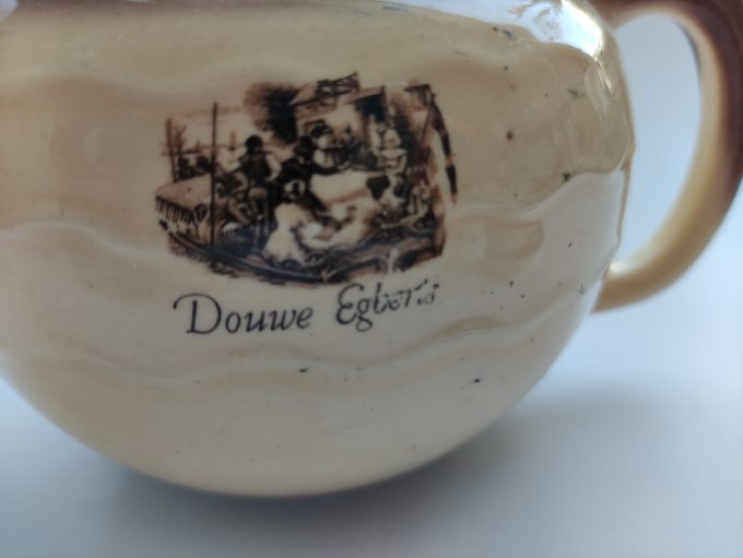 Vintage Douwe Egberts. Theepot crème bruin. Met afbeelding Douwe Egberts. 2